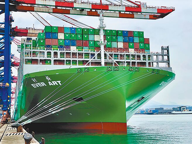 長榮海運第六艘全新2.4萬TEU級貨櫃輪「長彩輪」靠泊台北港北六號碼頭裝載貨櫃。圖／長榮提供