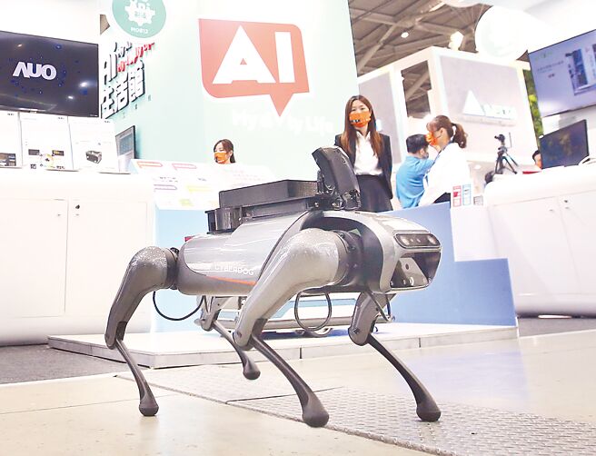 兼顾科技与永续，2022年台北国际电脑展聚焦智慧驱动、无限体验、数位韧性及绿能永续等为主轴。图为科技厂商展出的机器犬吸引民眾好奇的目光。图／本报资料照片