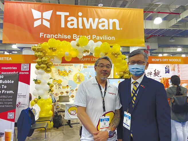 驻纽约办事处李光章大使（右）前往「国际特许加盟展」臺湾馆参访。图╱贸协提供