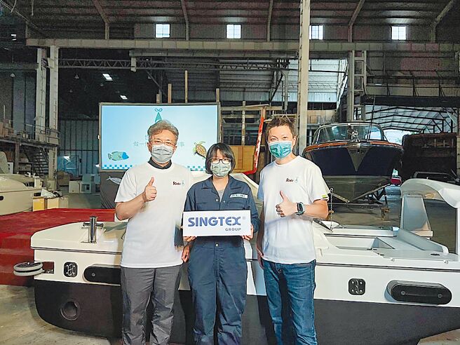 兴采集团协理胡正中（左起）、臺湾湛蓝海洋联盟执行长陈思颖、兴采集团业务部副总王许丞，共同出席兴采世界海洋日。图／兴采提供