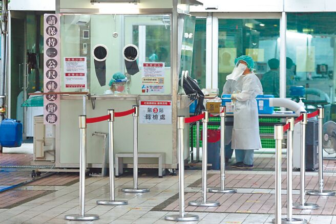 台大公衛教授詹長權示警，國內染疫死亡數平均13天就翻倍，高居全球第二快，呼籲政府加強分析找出原因，圖為中央流行疫情指揮中心指示快篩陽性即確診後，每日前來篩檢人數僅約1、20人。（杜宜諳攝）