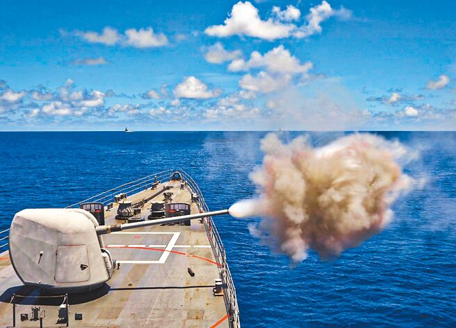 美國宣布對台灣出售海軍艦艇備用零件、船艦系統備用零件及相關設備，總價約1.2億美元，圖為艦砲實彈射擊。（摘自中華民國海軍艦隊臉書）