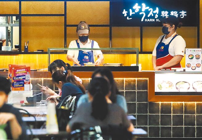 商总最新调查报告指出，直至今年4月疫情正式爆发，单日确诊数突破万例，民眾不出门、不消费、不旅游，自主「类封城」，服务业业绩终如雪崩，比去年三级警戒更惨，其中以餐饮业衰退57.70％最多。（郑任南摄）