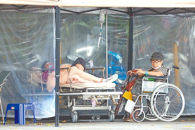 新冠肺炎疫情進入高原期，預期未來會逐漸下降，而前來新北市新店區耕莘醫院在戶外帳棚等候專責病房的民眾亦寥寥無幾。（杜宜諳攝）