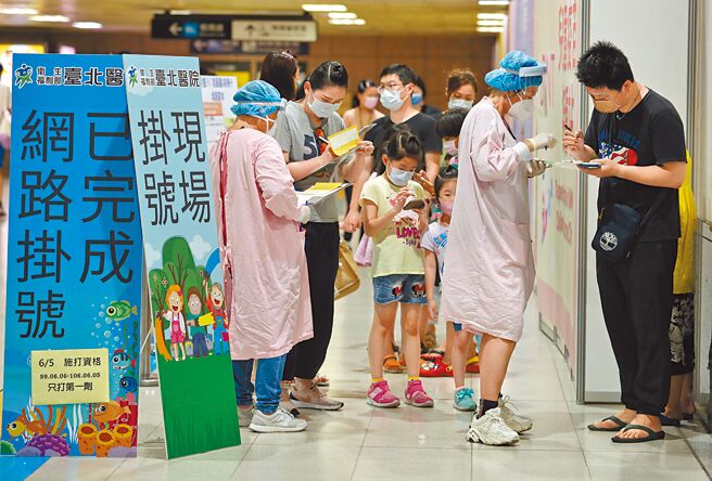 指挥中心称莫德纳次世代疫苗，合约保有选择次世代疫苗权利。图为家长带着小朋友前往儿童大型接种站接种站打疫苗。（本报资料照片）