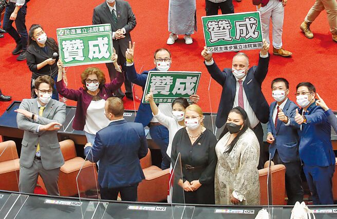 斯洛伐克国会暨布拉提斯拉瓦省访问团9日参访立法院，团员参观议场时，好奇地模仿举牌表决。（范扬光摄）