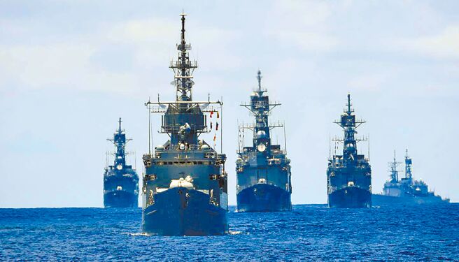 美国拜登政府宣布第4次对台军售，提供海军舰艇零附件。图为我海军舰队操演的画面。（摘自中华民国海军舰队脸书）