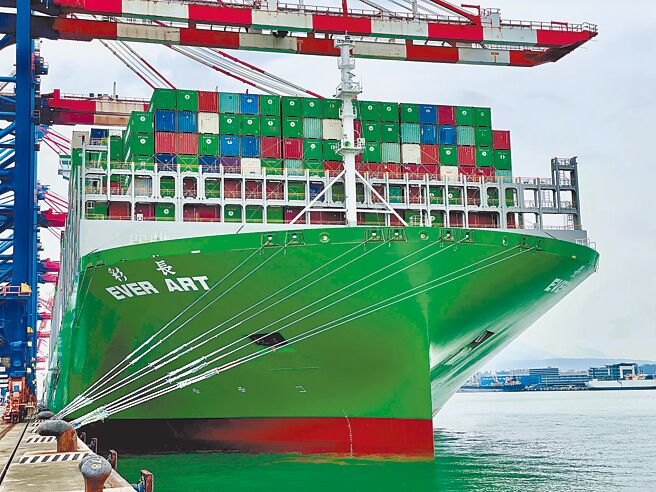 长荣海运第6艘全新2.4万TEU级货柜轮「长彩轮」昨日靠泊台北港装载货柜。（长荣提供）