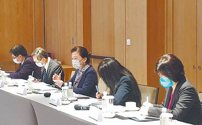 法国参议员访团8日下午拜会经济部长王美花（中），双方在经贸及产业合作达成共识，将持续展开数位经济、半导体自主韧性、电动车等减碳等领域的交流与合作。（经济部提供）