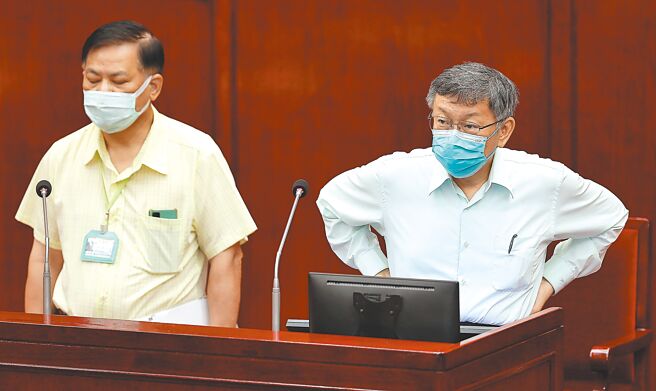 台北市议会9日进行市政总质询，北市殡葬处秘书邱金荣（左）被议员指出，常在周一请假与友人打麻将及聘技工涉乔事，柯文哲（右）表示政风处最好把殡葬处政风室人员一併处理，不然会很麻烦。（季志翔摄）