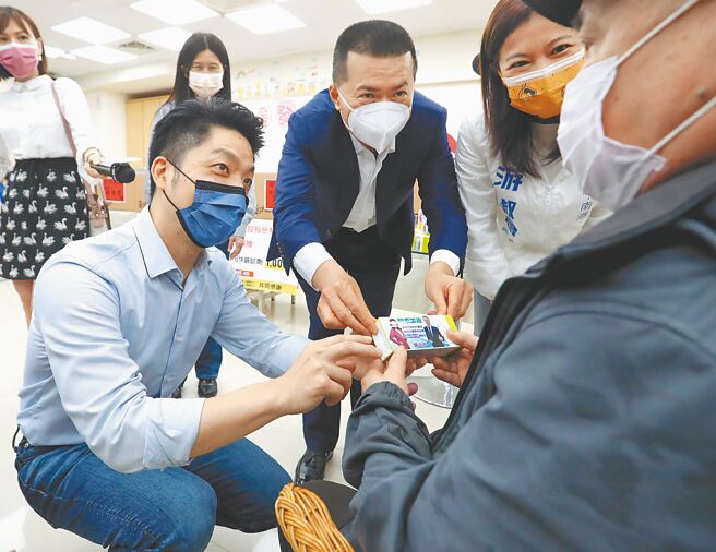 国民党台北市长提名人蒋万安（左）9日出席港湖独居长者快筛剂捐赠仪式，在北市议员游淑慧（右二）的陪同下，将厂商赞助的唾液快筛试剂送到独居长者手中。（郑任南摄）