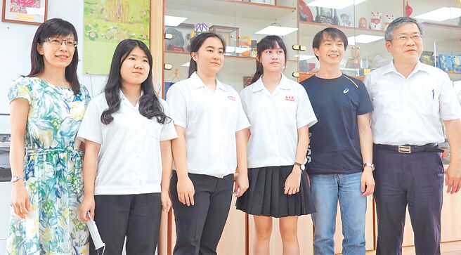 國立台東女中學生蔡僑恩（左三）一口氣錄取包括國立台灣大學等5所大學醫學系，陳瀅心（左二）錄取國立台灣大學化工系，吳家樂（右三）錄取高雄醫學大學牙醫系。（蔡旻妤攝）