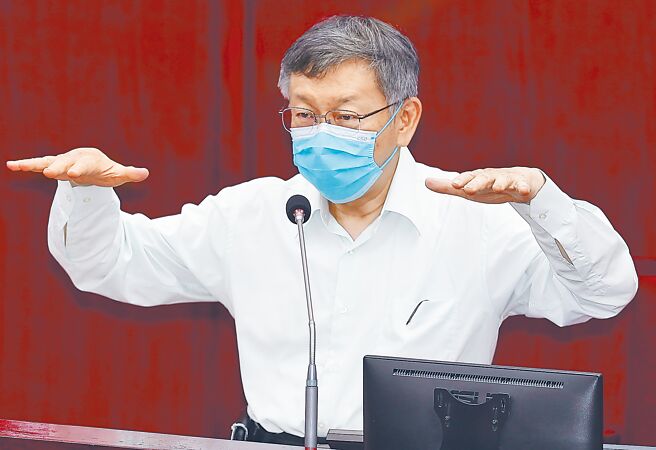 台北市长柯文哲9日赴议会备询，议员许淑华批评双子星案恐成美河市翻版，柯文哲允诺组专案小组处理。（季志翔摄）