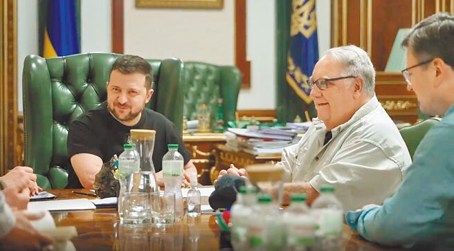 「股神」巴菲特的儿子霍华德.巴菲特（右二）前往乌克兰，与乌克兰总统泽伦斯基（左）面对面会谈。双方不仅谈到农业、难民等议题，还有战区的排雷工作、学校教育的改革推动。（摘自泽伦斯基IG）