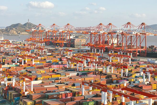 大陆5月出口以美元计价年增16.9％，成近几月优异表现，也优于市场预期。图为上海洋山港货柜码头。（新华社）