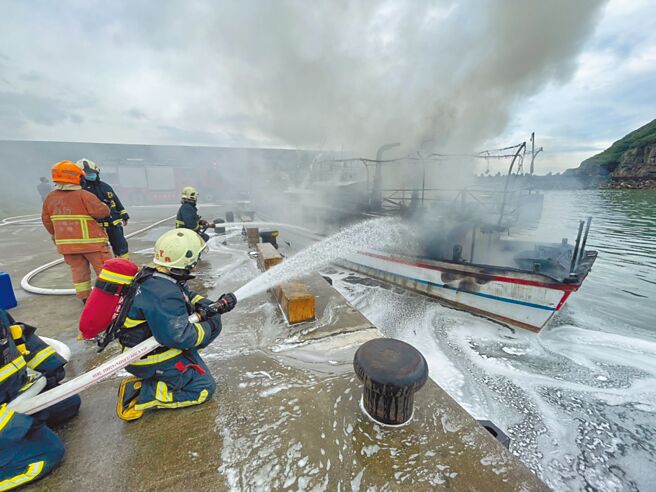 今年3月間被查獲運毒的「誌誠168號」漁船，9日上午不明原因起火。（新北市消防局提供／王揚傑新北傳真）