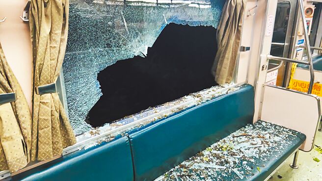 台鐵平溪線4703次列車第三節車廂車窗遭路樹擊中，玻璃四散。（翻攝照片／陳彩玲基隆傳真）