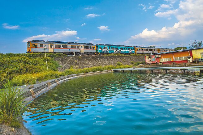 内湾线柴油观光列车到内湾站1年只有20万人次运量，县府提2方案希望六家直达内湾，提升大眾运具运量，但都遭否决。（罗浚滨摄）