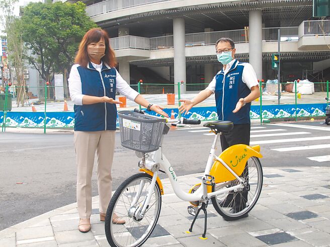 新竹市副市長沈慧虹（左）與交通處長倪茂榮9日特別到新竹市立棒球場站，了解Youbike2.0施工情形。（王惠慧攝）