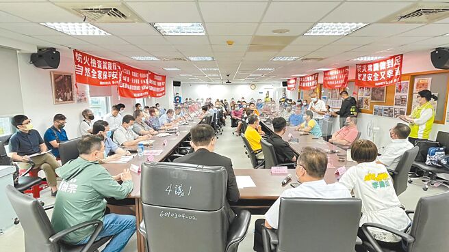 立法委员赖瑞隆邀行政院农委会渔业署、交通部航港局、台湾港务公司等相关单位召开座谈会，针对渔业问题听取渔民意见，并进行双向沟通。（截取自赖瑞隆脸书／洪靖宜高雄传真）