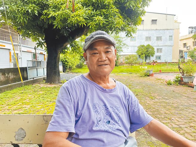 小时因功课欠佳，甚至还被留级，戴健城喜欢阅读学习探索，现在已成了当地相当知名的文史工作者。（洪靖宜摄）