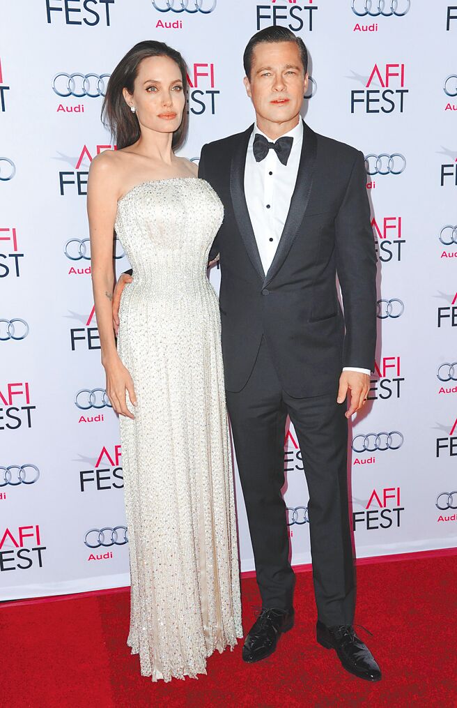 布莱德彼特（右）与安洁莉娜裘莉过去恩爱的场景不再。（美联社）