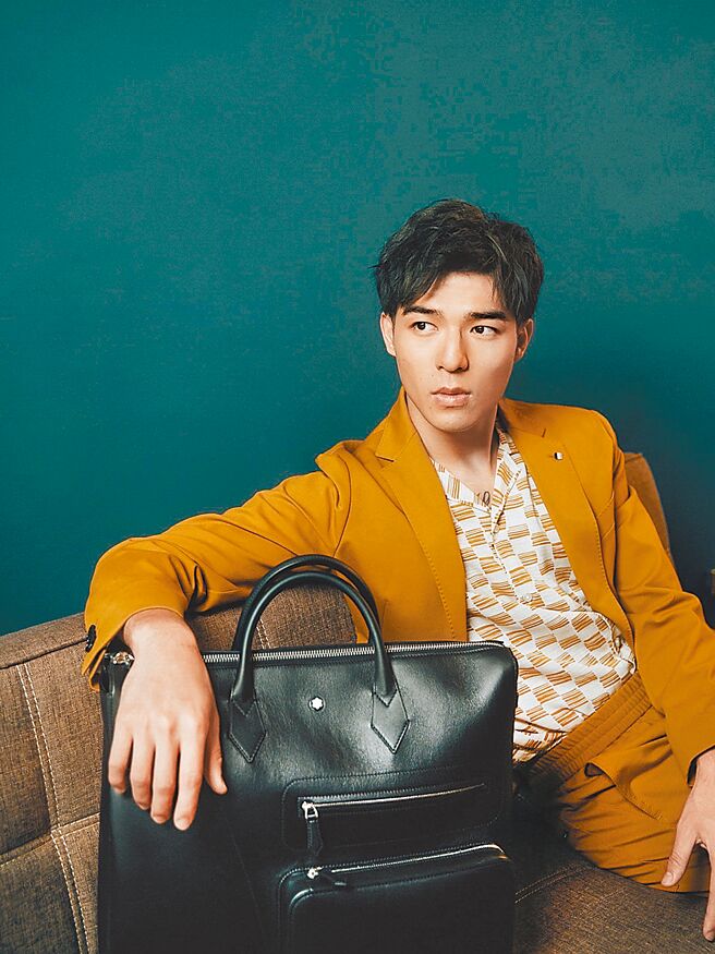 新生代男神陈昊森抢拎万宝龙大师杰作精选系列Soft皮件的主打包款，可当后背包、公事包、行李袋和手提包使用，售价5万9300元。（Montblanc提供）