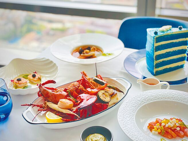 海鲜控必点的澎派拼盘「双人火烤海鲜盘」可用康復者内用8折优惠。（SEA TO SKY提供）