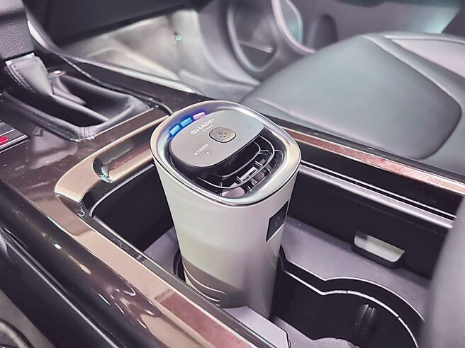 自主品牌LUXGEN防疫再升级，即日起至30日入主LUXGEN全车系可享「一键清新、炫彩倾心专案」，交车再送可提高车内空气循环净化及除臭速度的SHARP「好空气随行杯-随身型空气净化器」。（LUXGEN提供）