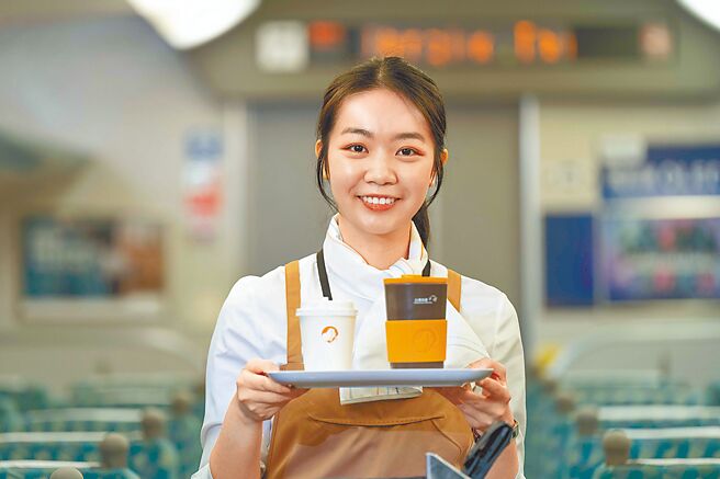 咖啡连锁品牌路易莎与台湾高铁打造「台湾高铁X路易莎」联名店，旅客在列车上可尝到路易莎为高铁旅客特别调制的联名精焙咖啡（见图）。（台湾高铁提供）