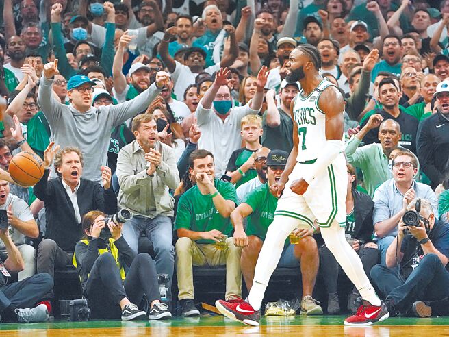 杰伦布朗赏了对方火锅之后激动庆祝，地主球迷也陷疯狂。（路透）