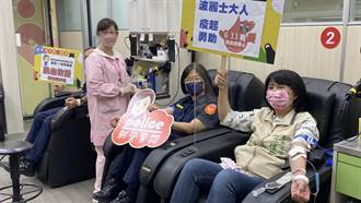 台南市長夫人好熱血！偕新營警分局挽袖捐血做公益