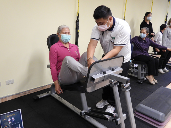 專為銀髮族設計的「銀髮健身俱樂部」已開始在慈濟大學揭牌啟用，專門針對65歲以上長者提供輕量訓練的油壓式器材。（圖／羅亦晽攝）