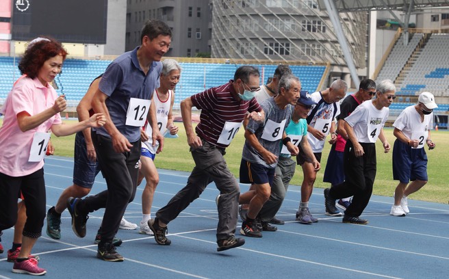 銀髮族的健身風氣近20多年來日漸受到重視，圖為2021台北市銀髮族運動會引來許多銀髮族參加。（圖／季志翔攝）