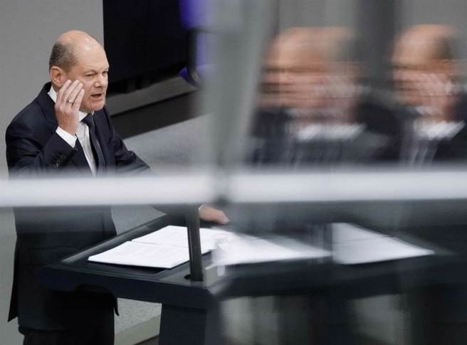 德国总理萧兹今天（1日）表示，德国将向乌克兰提供现代防空飞弹和雷达系统，加紧武器交付。取自美联社