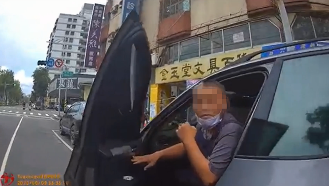  高雄警方进行交通大执法，一名男违规迴转遭拦，查出身分竟是「遭通缉」当场脸绿了。(高佩琦翻摄)