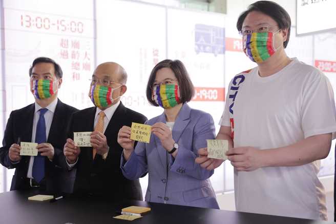 总统蔡英文（右二）赴基隆与市长林右昌一起参加「2022城市博览会」的开幕。（图／取自蔡英文脸书）