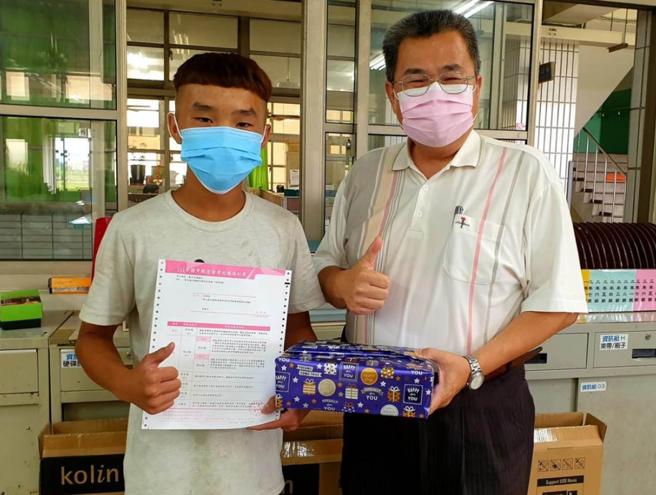 彰化竹塘国中詹丰守(左)，会考拿下作文满级分。（翻摄竹塘国中脸书）