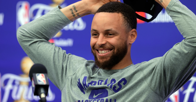 科尔表示柯瑞G4将无任何出场时间限制(美联社资料照)