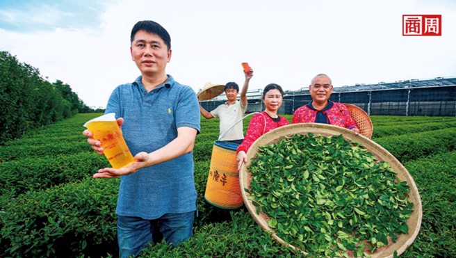 茶之魔手創辦人兼董事長王賢明（左1）(圖 /駱裕隆)