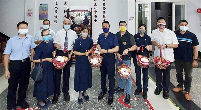 大甲慈济联络处于昨日准备祝福感恩卡及苹果，到台中市政府警察局大甲分局预祝同仁警察节快乐。（民眾提供）