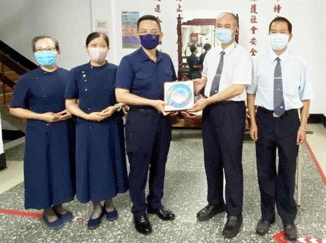 大甲分局长吴燕山回赠大甲警分局纪念瓷盘代表留念。（民眾提供）