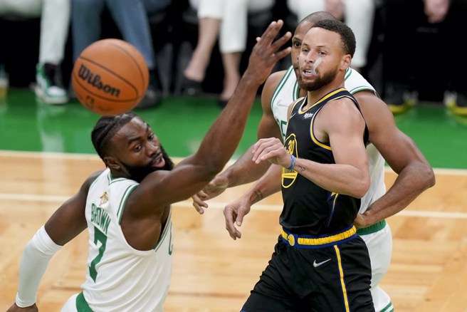 柯瑞切入之后把球外传给队友。(美联社)