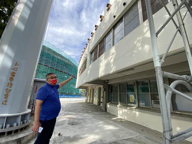 台东县立体育馆正进行场馆优化工程，台东县府贴心兼顾屋檐的燕群，替小雨燕搬新家，台东县立体育场长黄伟智盼小雨燕继续在这友善环境生活。（蔡旻妤摄）