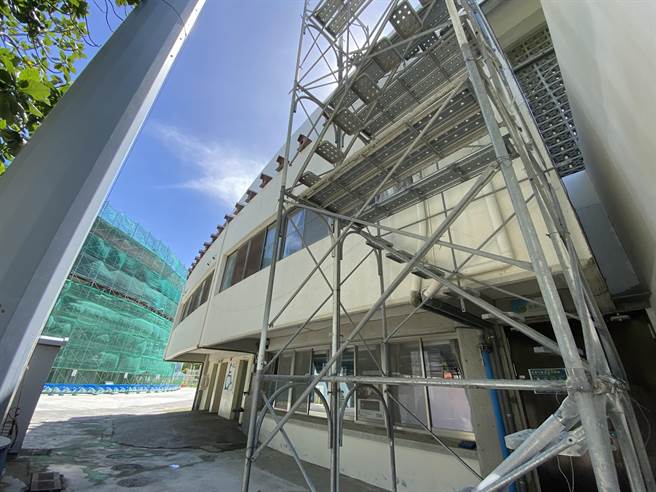 台东县立体育馆正进行场馆优化工程，台东县府贴心兼顾屋檐的燕群，替小雨燕搬新家，盼小雨燕继续在这友善环境生活。（蔡旻妤摄）