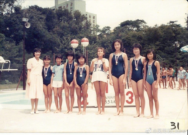 吳綺莉（右3）曬出10歲時照片，最左邊是她們學校校長。（圖／翻攝自吳綺莉Elaine微博）