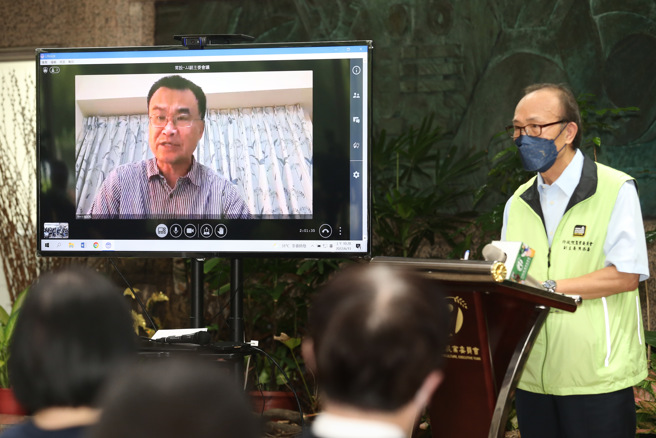 針對中國大陸暫停我方石斑魚輸入，目前正在居家照護期間的農委會主委陳吉仲（左）11日以視訊方式說明農委會保障漁民權益的措施，並由副主委陳添壽（右）補充回應。（姚志平攝）