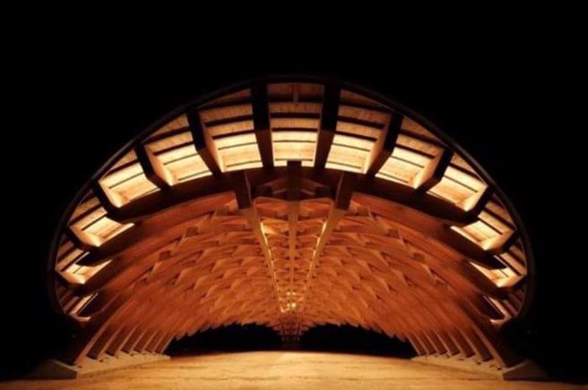 桃园市的「崙坪文化地景园区－曲梁木构造建筑」，在第39届国际照明设计师协会年度大奖上荣获优等奖殊荣。（图 / 中央社）