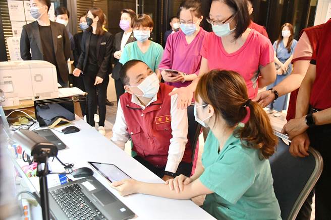 肩负防疫重要任务 侯友宜慰劳集中检疫中心人员。（新北市新闻局提供）