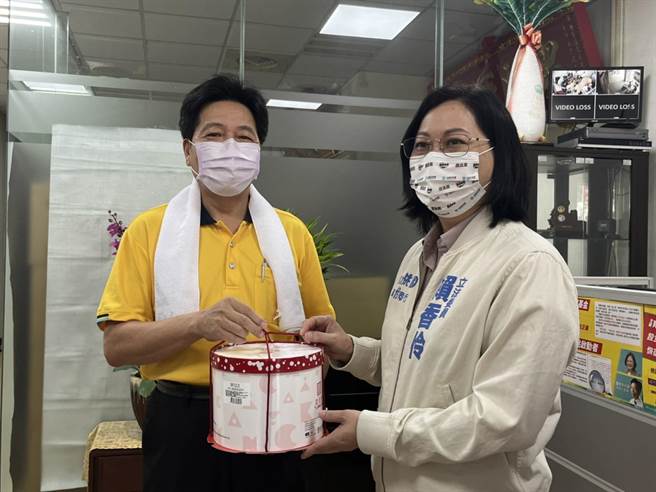 民眾党桃园市长参选人赖香伶（右）11日拜访前立委郑宝清（左）。（陈梦茹摄）